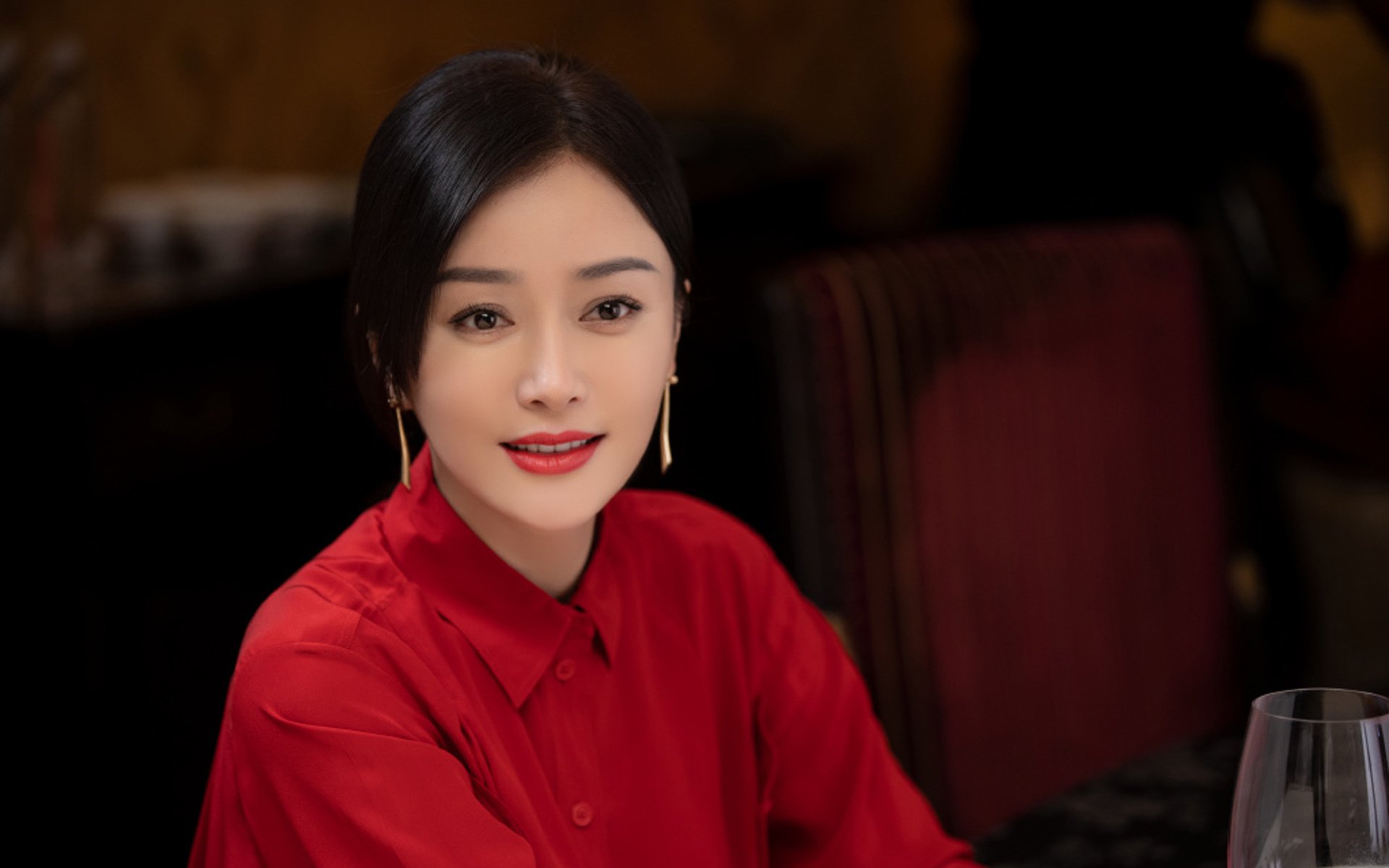 乒乓球赛事场外：选手备战紧张进行，比赛乒乓